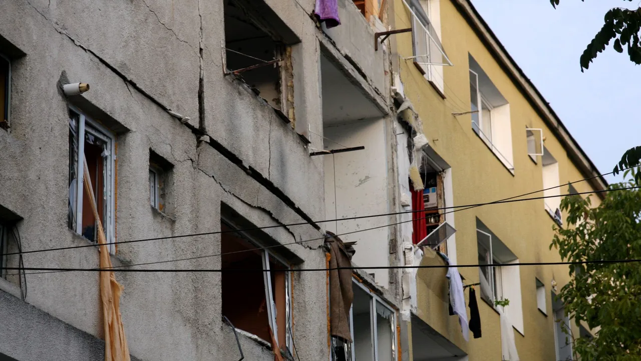 Explozia din Bistriţa: Tânărul rănit este în stare gravă, iar prognosticul medicilor e rezervat/ Poliţia a deschis dosar penal - GALERIE FOTO după deflagraţie