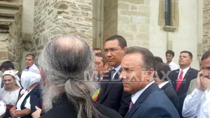 Peste 10.000 de persoane, la slujba de la Mănăstirea Putna la care a asistat şi premierul Ponta
