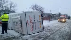 Un microbuz cu 15 elevi s-a răsturnat în Olt, 3 copii fiind răniţi. A fost activat Planul roşu de intervenţie/ Societatea care administrează drumul a fost amendată