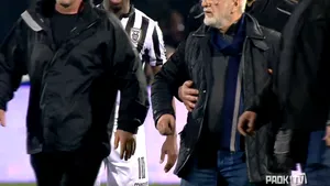 SCANDAL uriaş la meciului PAOK - AEK. Patronul echipei lui Răzvan Lucescu, supărat pe arbitru, a intrat pe teren ÎNARMAT | FOTO, VIDEO