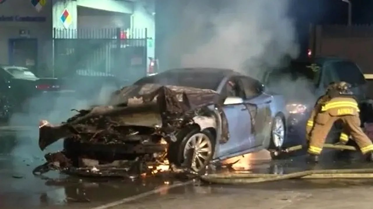 Un automobil electric a luat foc de două ori în aceeaşi zi