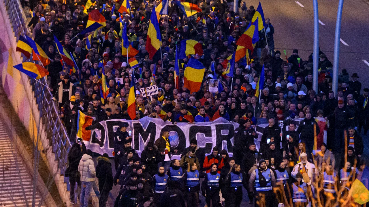 Reuters, despre protestul din Bucureşti: Mii de susţinători ai alegerilor anulate, reuniţi 