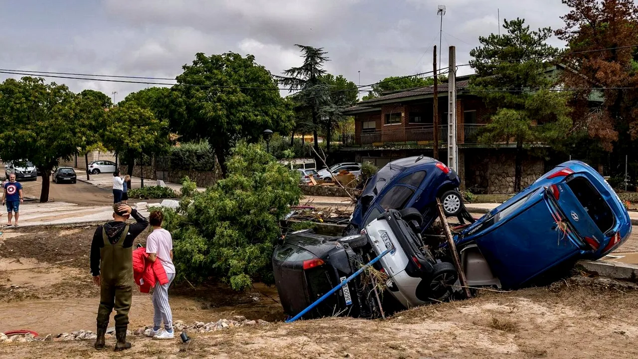 Un băieţel de 10 ani a stat o noapte întreagă într-un copac pentru a scăpa de inundaţiile devastatoare din Spania