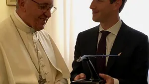 Mark Zuckerberg i-a oferit Papei Francisc o dronă. 