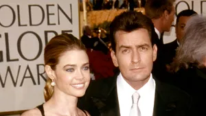 Charlie Sheen şi Denise Richards, daţi în judecată, pentru neplata unor meditaţii extraşcolare