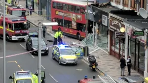 FOTO, VIDEO | Momente de groază în Lavender Hill: Un autobuz supraetajat a intrat într-o clădire din sud-vestul Londrei