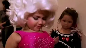 Sâni falşi la patru ani. Ce face o mamă pentru ca fiica ei să câştige un concurs de frumuseţe pentru copii. Eşti de acord? - VIDEO