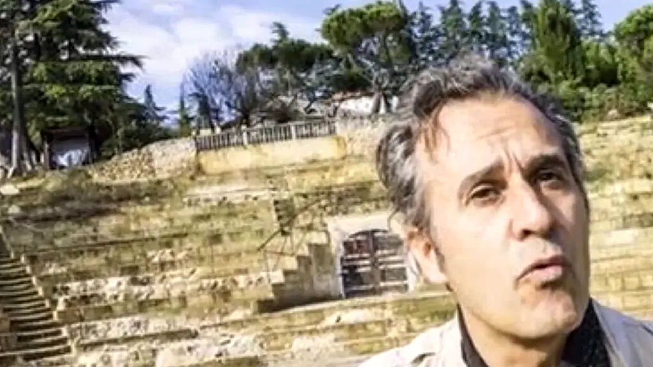 Italia: un bărbat a construit un „teatru antic” fals și a cerut până la 40 de euro pentru a fi vizitat. Cum a fost descoperită înșelătoria