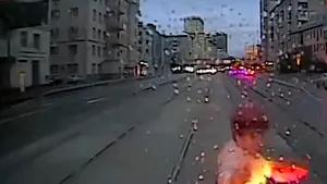 Imagini şocante: O femeie, distrasă de telefonul mobil, a murit după ce a fost lovită de un tramvai - VIDEO