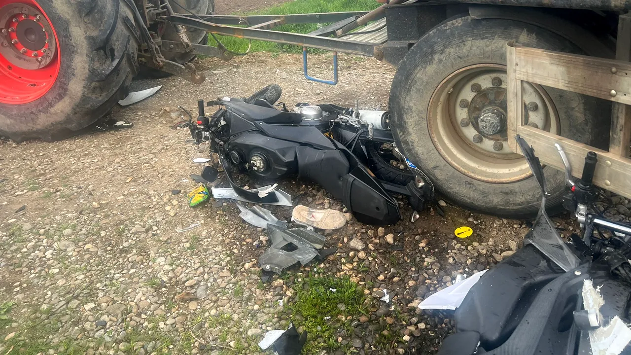 Doi motociclişti răniţi în Prahova, după ce s-au izbit de un tractor
