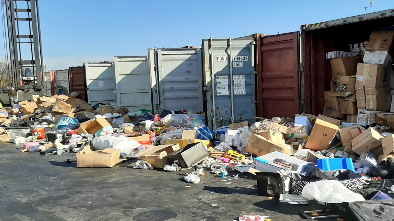 Aproximativ 250 de tone de gunoi au ars noaptea trecută în judeţul Constanţa / Nouă pompieri au muncit 11 ore pentru stingerea flăcărilor

