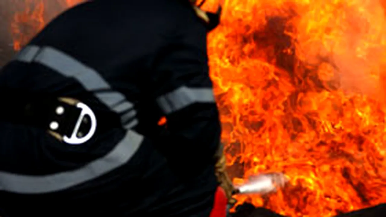 Dâmboviţa: Un depozit de ambalaje a ars în urma unui incendiu puternic
