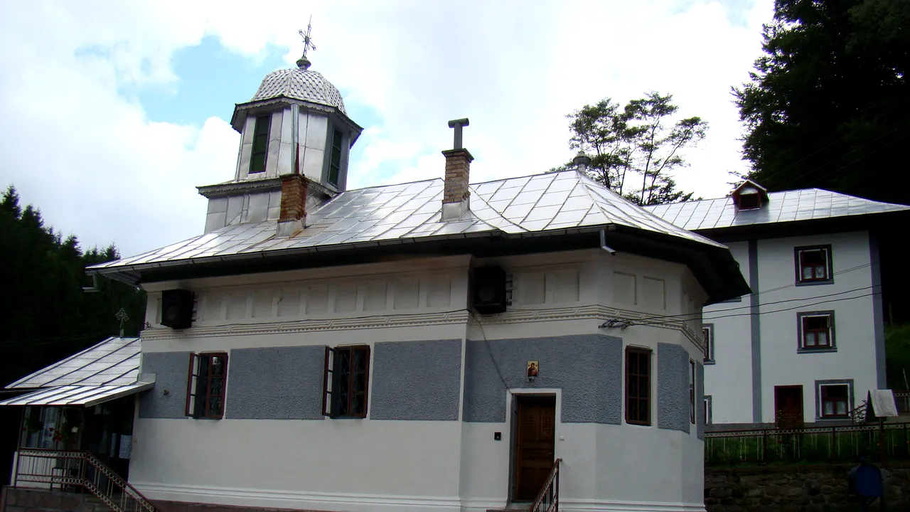 Vâlcea: Drumul spre mănăstirea Frăsinei a crăpat din cauza ploilor abundente