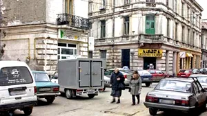 Maşinile parcate ilegal în centrul Istoric, ridicate pentru 