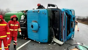 TIR răsturnat pe centura ocolitoare din Lugoj. Traficul se desfăşoară alternativ. FOTO
