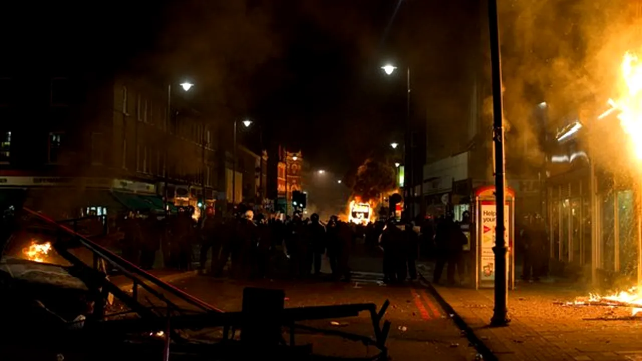 Jafuri şi maşini incendiate în timpul unor proteste în Londra. Poliţia încearcă să preia controlul situaţiei - VIDEO