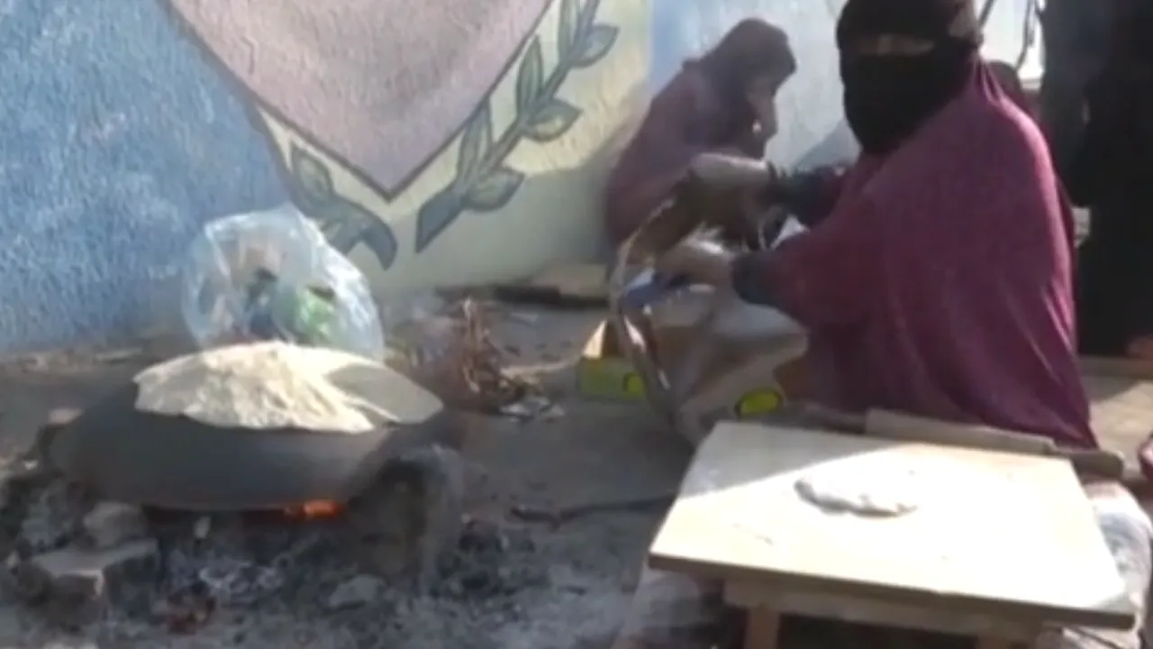 Imaginile suferinţei: Populaţia din Gaza coace pâine folosind lemne şi ziare

