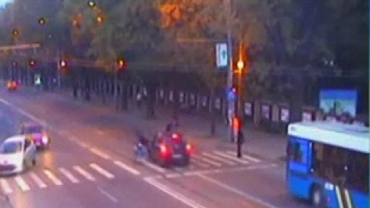O bonă şi copilul pe care aceasta îl îngrijea, loviţi de un autoturism pe o trecere de pietoni - VIDEO