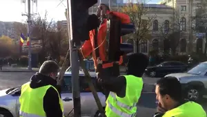 Primăria Bucureşti a început amenajarea trecerilor de pietoni temporare în Piaţa Victoriei, pentru Târgul de Crăciun - VIDEO