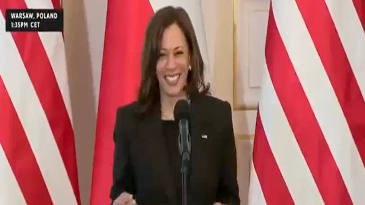 Kamala Harris, surprinsă râzând când a fost întrebată despre refugiaţii din Ucraina. Nu este la prima gafă de acest gen

