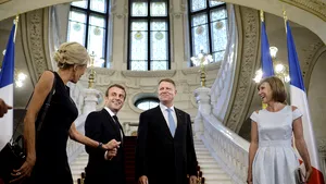 Brigitte Macron şi Carmen Iohannis, la ceremonia de primire de la Palatul Cotroceni. Ce ţinute au purtat primele doamne | FOTO