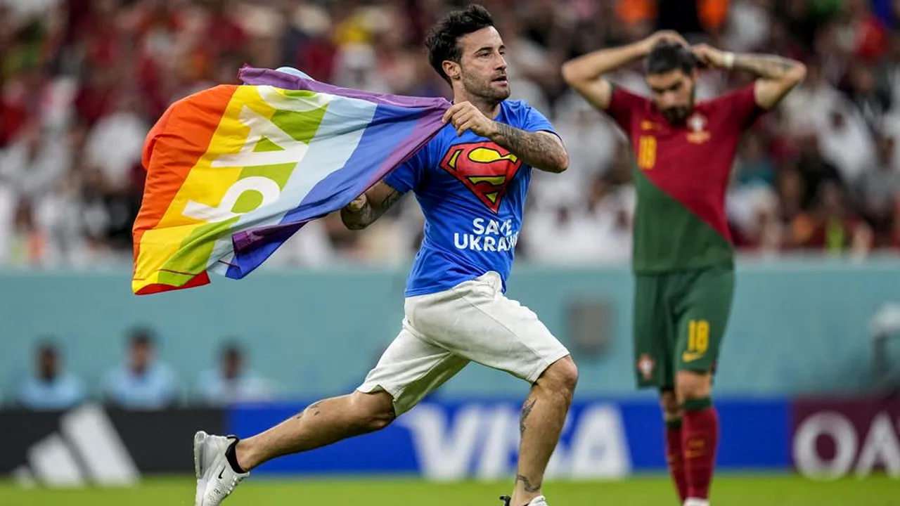 Un protestatar cu un steag curcubeu a intrat pe teren la Cupa Mondială din Qatar