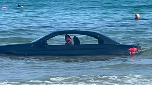 O maşină de 115.000 de euro, abandonată pe plajă, a devenit inutilizabilă după ce a ajuns în mare