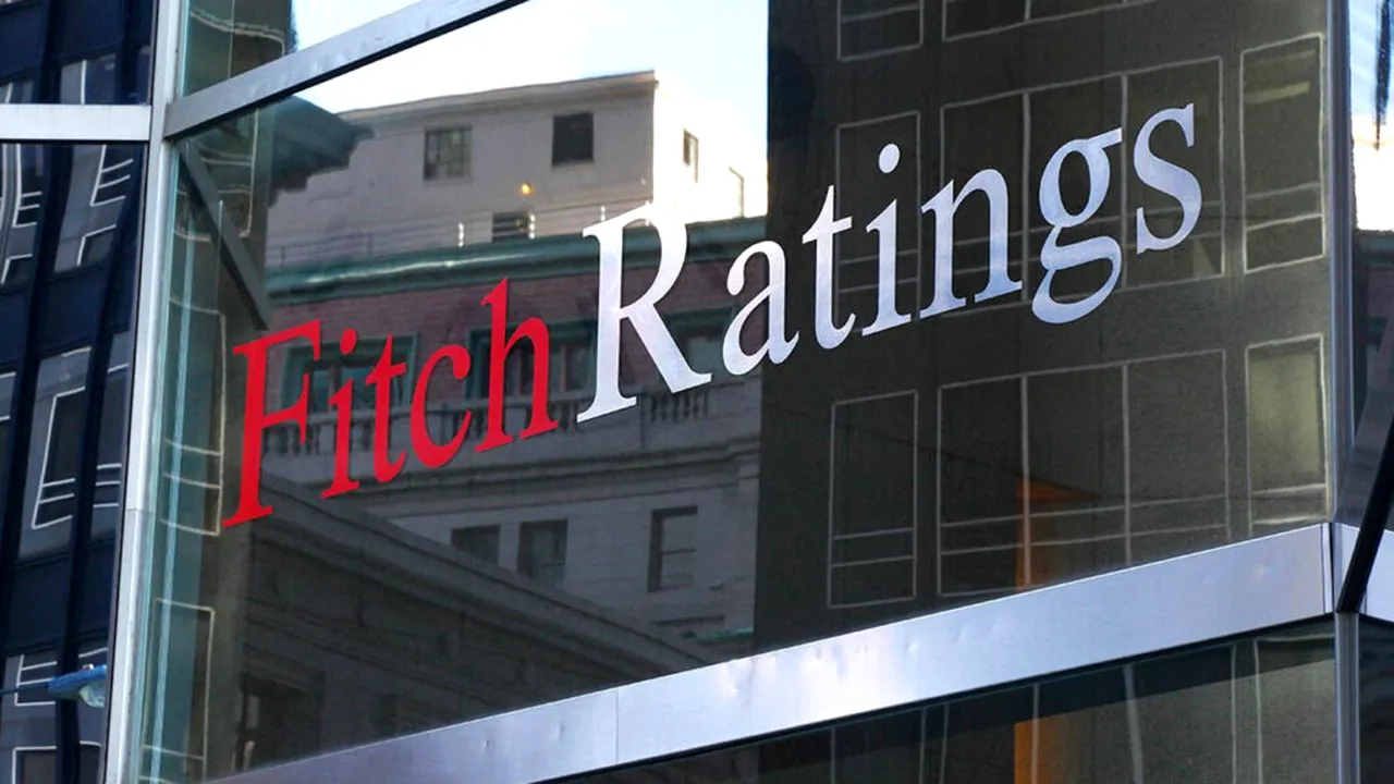 Surse: Agenția Fitch menține ratingul suveran al României „BBB minus” (BBB-) cu perspectivă negativă. România evită retrogradarea la „junk”