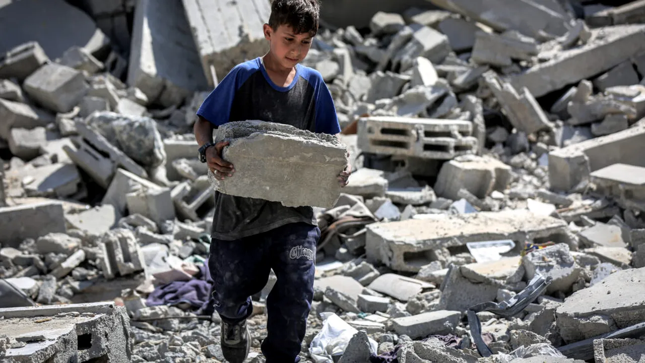 ONU: 61 de milioane de tone de moloz acoperă Gaza după doi ani de atacuri israeliene. Situația este „catastrofală”