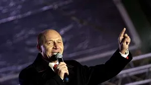 Băsescu şi soţia sa au făcut o baie de mulţime la Braşov, de Revelion