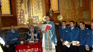Singurul jandarm-preot din România se împarte între slujbele la biserică şi misiunile operative din Jandarmerie | FOTO