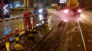 Spălarea străzilor din Iaşi stârneşte controverse. Cetăţean: Rămâne doar nămol în urma utilajelor