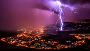 Alertă de călătorie: Coduri portocaliu şi galben de furtuni într-un stat european