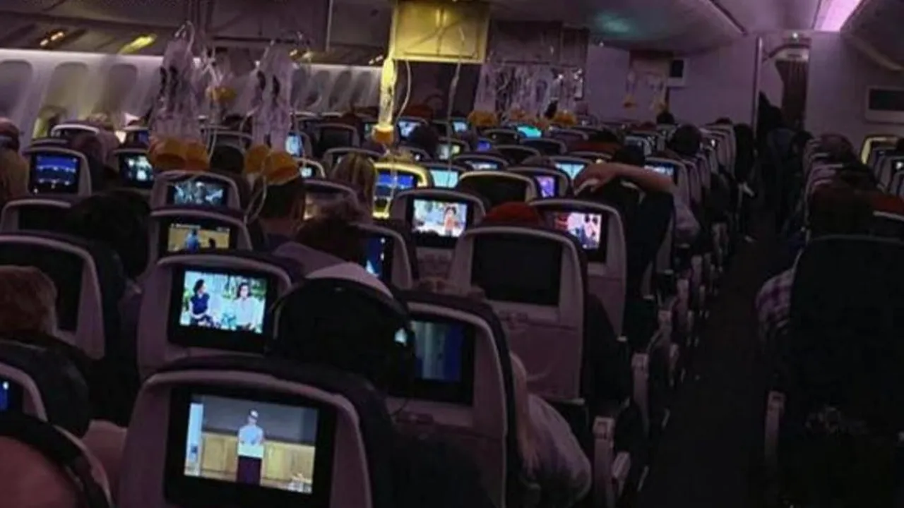 Avion de pasageri, GRAV afectat de turbulenţe: „Îi puteai vedea ridicându-se în aer şi lovindu-se de plafon”/ Zeci de persoane au fost rănite | VIDEO