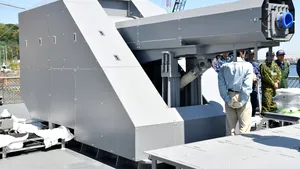 Japonia inovează în domeniul armelor cu energie dirijată. Tun electromagnetic testat pe JS Asuka