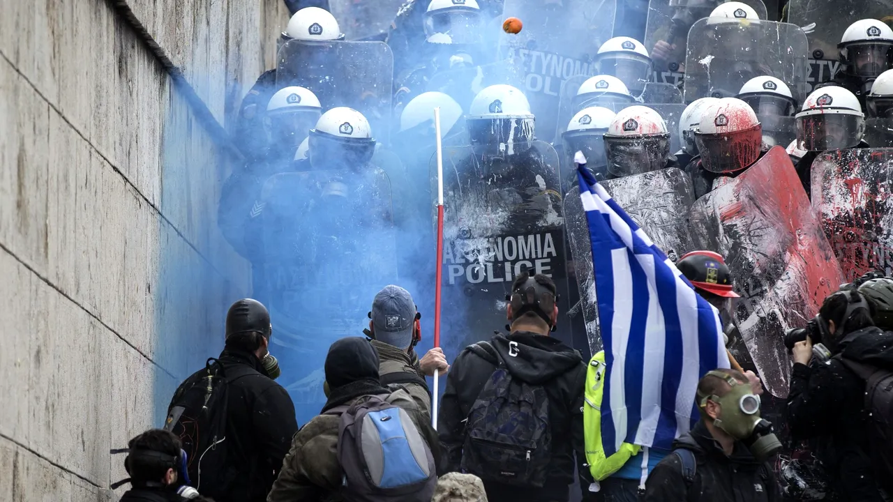 Macedonia de Nord. VOTUL privind ratificarea acordului, amânat de Parlamentul grec/ Gaze lacrimogene folosite în stradă la protestele din Atena