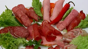 Sandvişurile cu şuncă contribuie la creşterea riscului de cancer intestinal