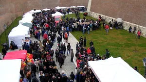 Mii de oameni, la cozi pentru porţii de fasole şi cârnaţi oferite gratuit de 1 Decembrie - FOTO