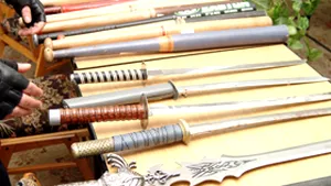 Săbii ninja găsite în maşinile unor craioveni