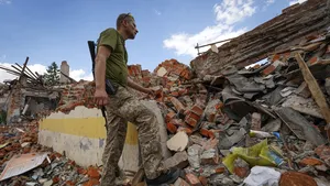 Războiul din Ucraina, ziua 133. Partenerii occidentali au fost criticaţi la conferinţa internaţionala din Lugano / Siguranţa Europei depinde de evoluţia conflictului ruso-ucrainean / Medvedev face din nou declaraţii belicoase / Rusia, noi pedepse pentru spioni şi trădători / Estul Europei primeşte armament de trimis la Kiev