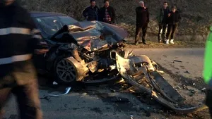 Două persoane au DECEDAT, după ce două maşini s-au ciocnit în Alba