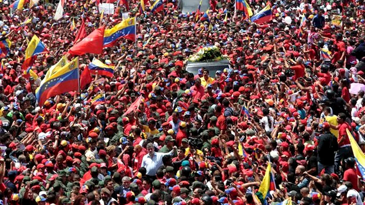 ULTIM OMAGIU pentru Hugo Chavez: Mii de venezueleni, la sicriul fostului preşedinte - FOTO