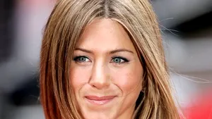 Jennifer Aniston recunoaşte că logodnicul ei i-a rupt un deget