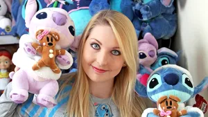 Obsesia unei tinere pentru Disney: A cheltuit peste 22.000 de lire pe mii de animale de pluş şi suvenire - FOTO