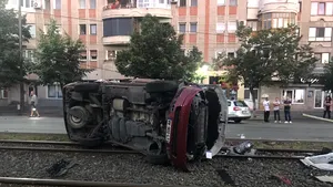 Accident grav la Arad. Tânăr de 19 ani mort, după ce microbuzul pe care-l conducea a rupt un stâlp de înaltă tensiune