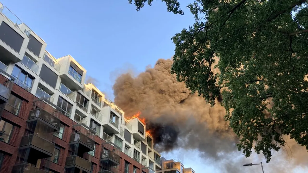 Un incendiu masiv la un complex din Amsterdam a mistuit 95 de apartamente