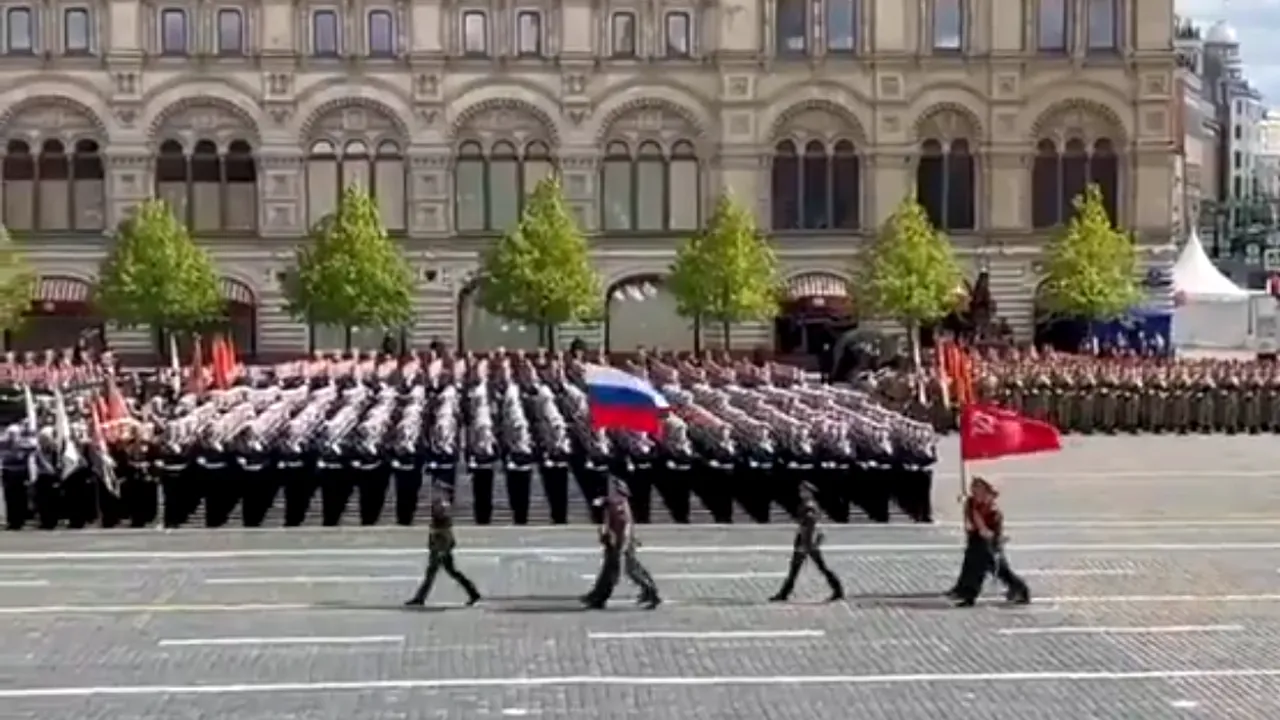 Repetiţie generală pentru Parada de 9 mai: flutură din nou drapelul sovietic

