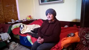 Două sute de persoane, printre care şi copii, locuiesc de mai bine de o lună în frig, din cauza unei conducte care s-a spart/ Autorităţile nu ştiu cum să repare defecţiunea - FOTO