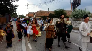 Noaptea Pricolicilor în Alba: Copii costumaţi în personaje de basm şi demonstraţii de luptă - VIDEO