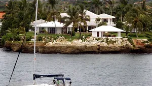 Unde pot munci românii în ţările exotice: însoţitor de zbor în Dubai, psihiatru în Caraibe şi inginer în minele de diamante din Africa